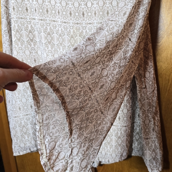 Light Cream/Beige/Taupe/Brown Bouse with front bottom tie Size 1X - Picture 8 of 10